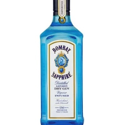Frasco azul de gin Bombay Sapphire com rótulo branco