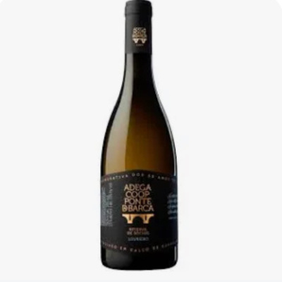 Garrafas de vinho branco Adega Coop Ponte de Barca com rótulo preto e texto dourado e branco