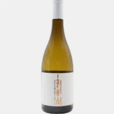 Garrafa de vinho âmbar com etiqueta branca com texto laranja e cinza