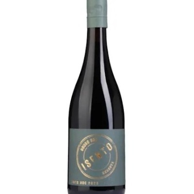 Garrafa de vinho tinto com rótulo azul claro e texto dourado
