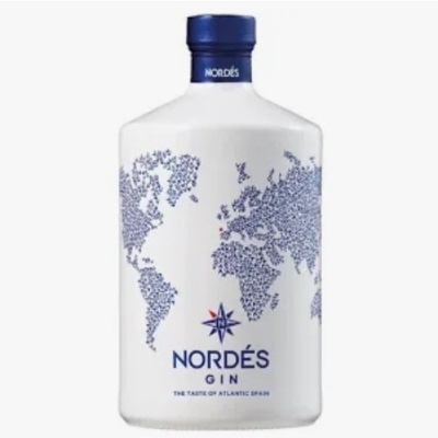 Garrafa branca de gin Nordés com mapa-múndi azul e tampa azul