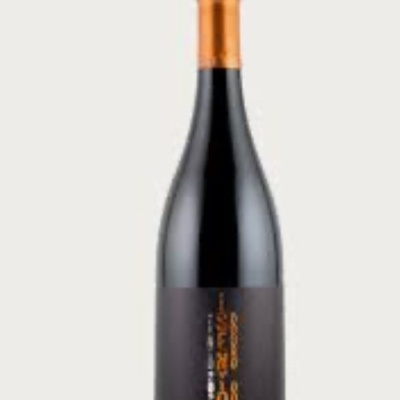 Garrafa de vinho preta com tampa bronze e rótulo com texto laranja e branco