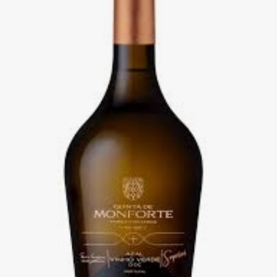 Garrafa de vidro castanho com rótulo dourado do vinho PINO DE MONFORTE e tampa metálica