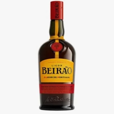 Garrafa de licor Beirão com rótulo amarelo e vermelho