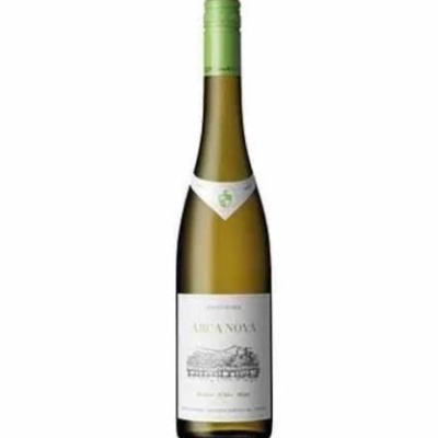 Garrafa de vinho branco Aricanova com rótulo branco e rolha verde