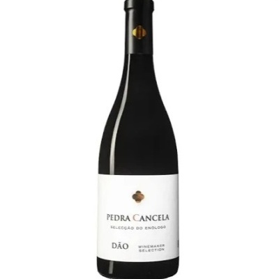 Garrafa de vinho tinto com rótulo branco e texto Preto e dourado
