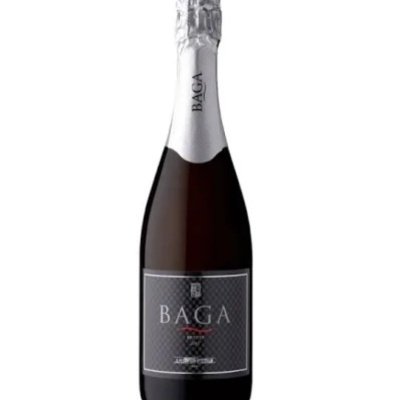 Garrafa de vinho espumante Baga com rótulo preto e tampa prateada