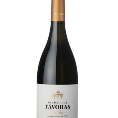 Garrafa de vinho tinto Palácio dos Távoras com rótulo branco e tampa dourada