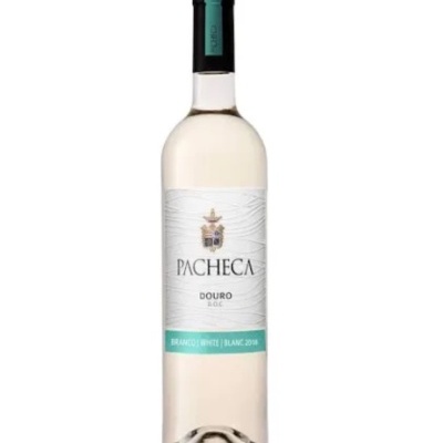 Garrafa de vinho branco Pacheca Douro com rótulo branco e azul