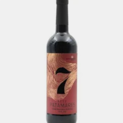 Garrafa de vinho com rótulo vermelho 7 SETE PATAMARES e tampa preta