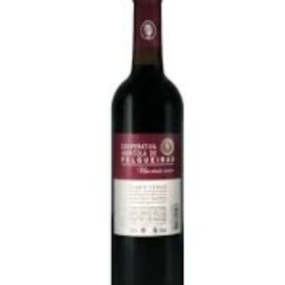 Garrafa de vinho tinto com rótulo vermelho e branco
