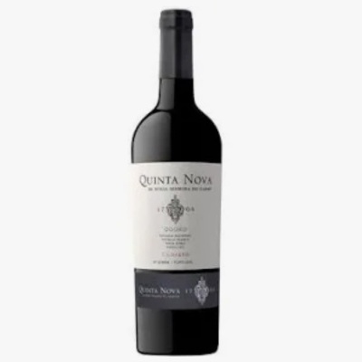 Garrafa de vinho tinto com rótulo branco e preto da Quinta Nova