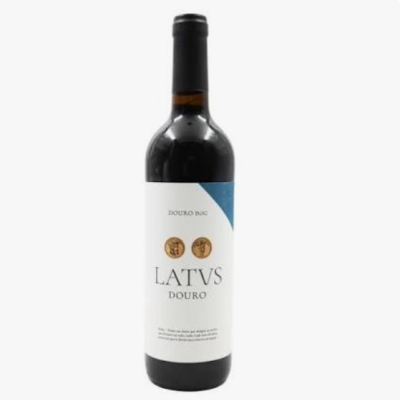 Garrafas de vinho tinto LATVS DOOURO com rótulo branco e detalhes azuis.