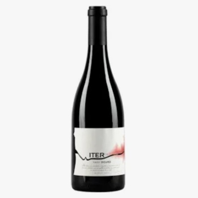 Garrafa de vinho tinto com rótulo branco