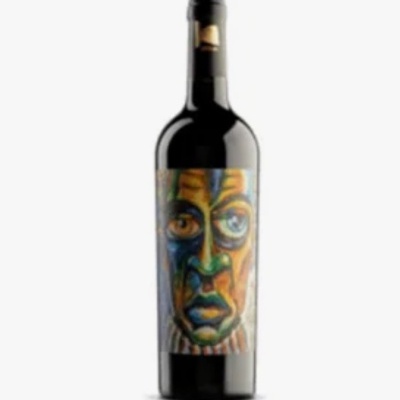 garrafa de vinho com rótulo de rosto colorido abstrato