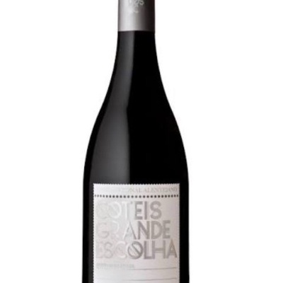 Garrafa de vinho tinto com rótulo branco e tampa prateada