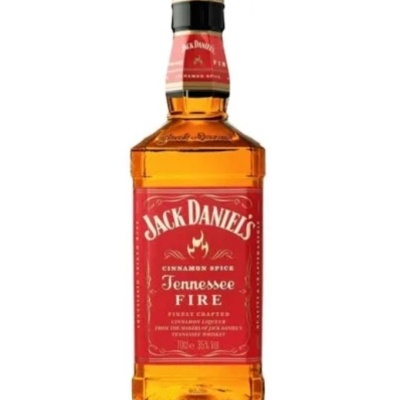 Garrafa de Jack Daniel's Tennessee Fire com rótulo vermelho e líquido âmbar.