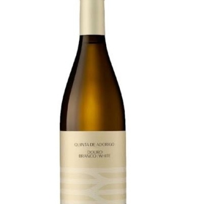 Garrafa de vinho branco Quinta de Adorigo com rótulo creme