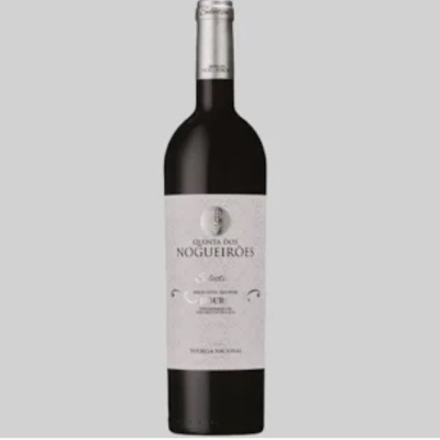 Garrafa de vinho tinto com rótulo branco QUINTA DOS NOGUEIRÕES
