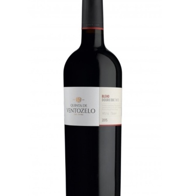 Garrafa de vinho tinto Quinta de VENTOELO com rótulo branco e cápsula preta