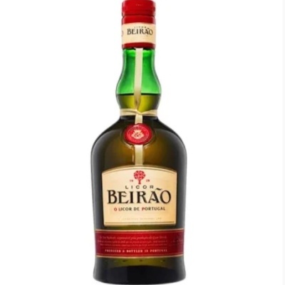Garrafa de licor Licor Beirão com rótulo branco e vermelho e tampa vermelha
