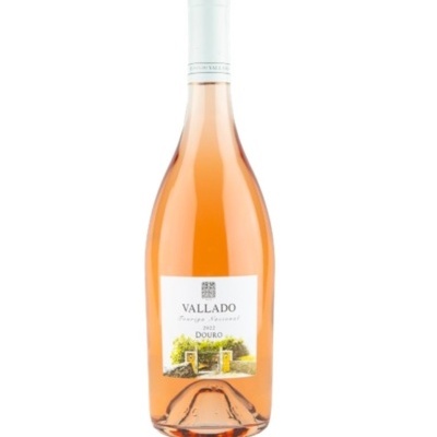 Garrafa de vinho rosé Vallado Sauvignon Blanc 2021 com rótulo branco e tampa branca