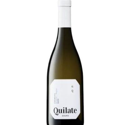 Garrafa de vinho verde escuro com rótulo branco e texto Quilate Douro