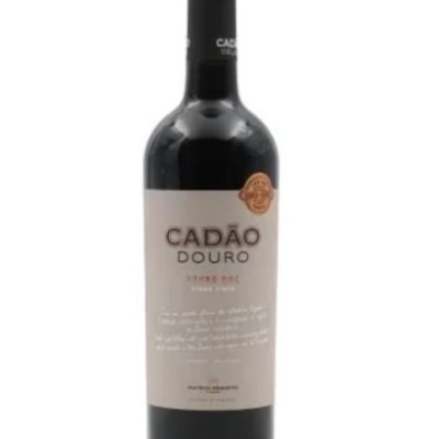 Garrafa de vinho tinto com rótulo branco Cadão Douro
