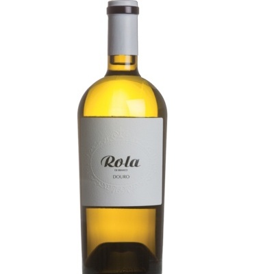 Garrafa de vinho branco com rótulo cinza e texto 