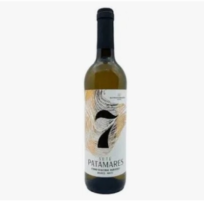 Garrafa de vinho branco Sete Patamares com rótulo branco e dourado