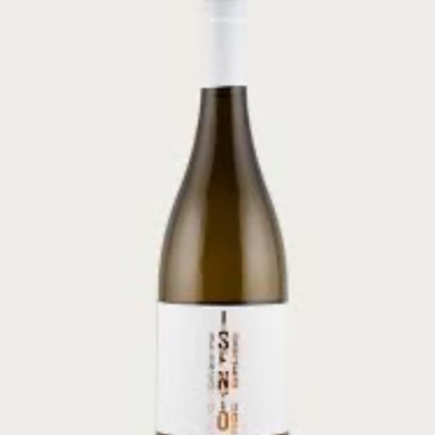 Garrafa de vinho com rótulo branco e texto vertical