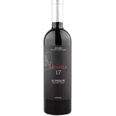Garrafa de vinho tinto com rótulo preto e texto branco e vermelho