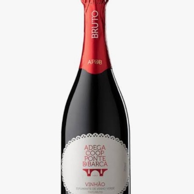 Garrafa de vinho espumante com rótulo branco e detalhes vermelhos
