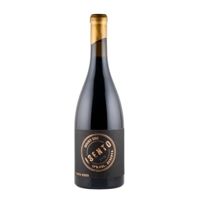 Garrafa de vinho tinto com rótulo preto e dourado e tampa dourada