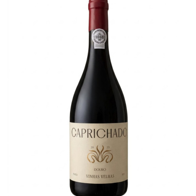 Garrafa de vinho tinto com rótulo bege CAPRICHADO 2023 e rolha de cera vermelha