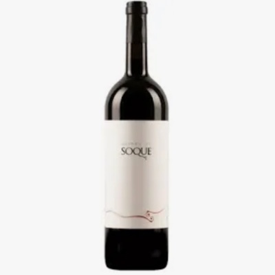 Garrafa de vinho tinto com rótulo branco e texto SOQUE