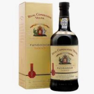 Garrafa de vinho do Porto com caixa ao lado em fundo branco