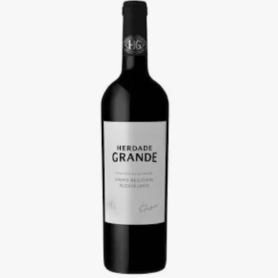 Garrafa de vinho tinto Herdade Grande com rótulo branco e texto preto
