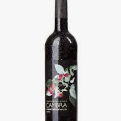 Garrafa de vinho tinto com rótulo preto com ilustração vegetal e texto GAMBRA