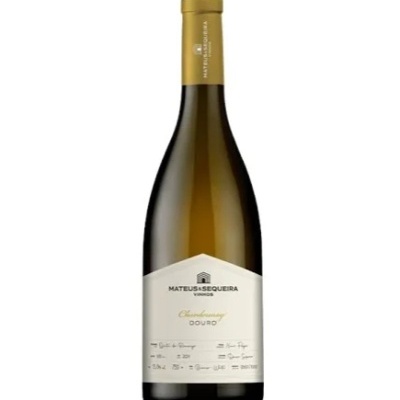 Garrafa de vinho branco Mateus Sequeira Chardonnay Douro com rótulo e tampa dourada