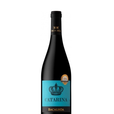 Garrafa de vinho Bacalhôa Catarina com rótulo azul e tampa preta