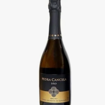 Garrafa de espumante Pedra Cancela Dão Brut com rótulo preto e dourado