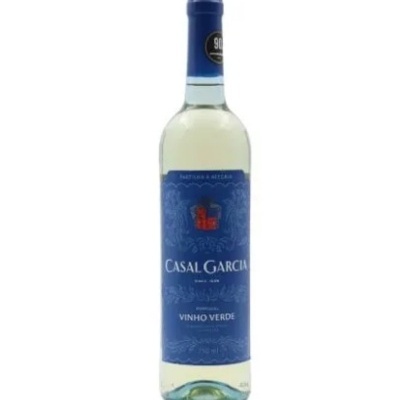 Garrafa de vinho branco Casal Garcia Vinho Verde com rótulo azul