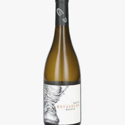 Garrafa de vinho branco Botavelha Branco com rótulo de bota e tampa preta