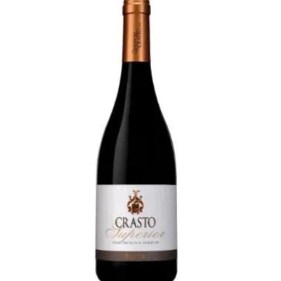 Garrafa de vinho tinto Crasto Superior com rótulo branco e tampa cobre