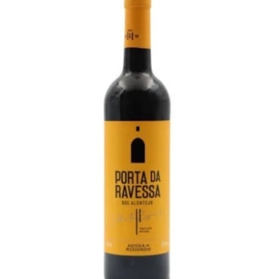 Garrafa de vinho com rótulo amarelo e texto preto Porta da Ravessa