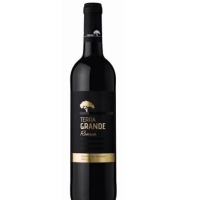Garrafa de vinho tinto Terra Grande Reserva com rótulo preto e dourado