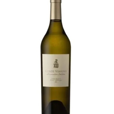 Garrafas de vinho branco Conde Vimioso com rótulo creme e tampa dourada