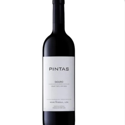 Garrafa de vinho tinto PINTAS com rótulo branco sobre fundo branco