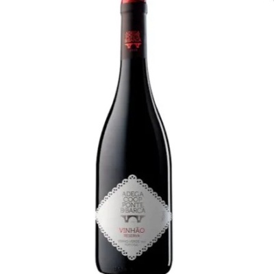 Garrafa de vinho tinto com rótulo branco e texto identificado